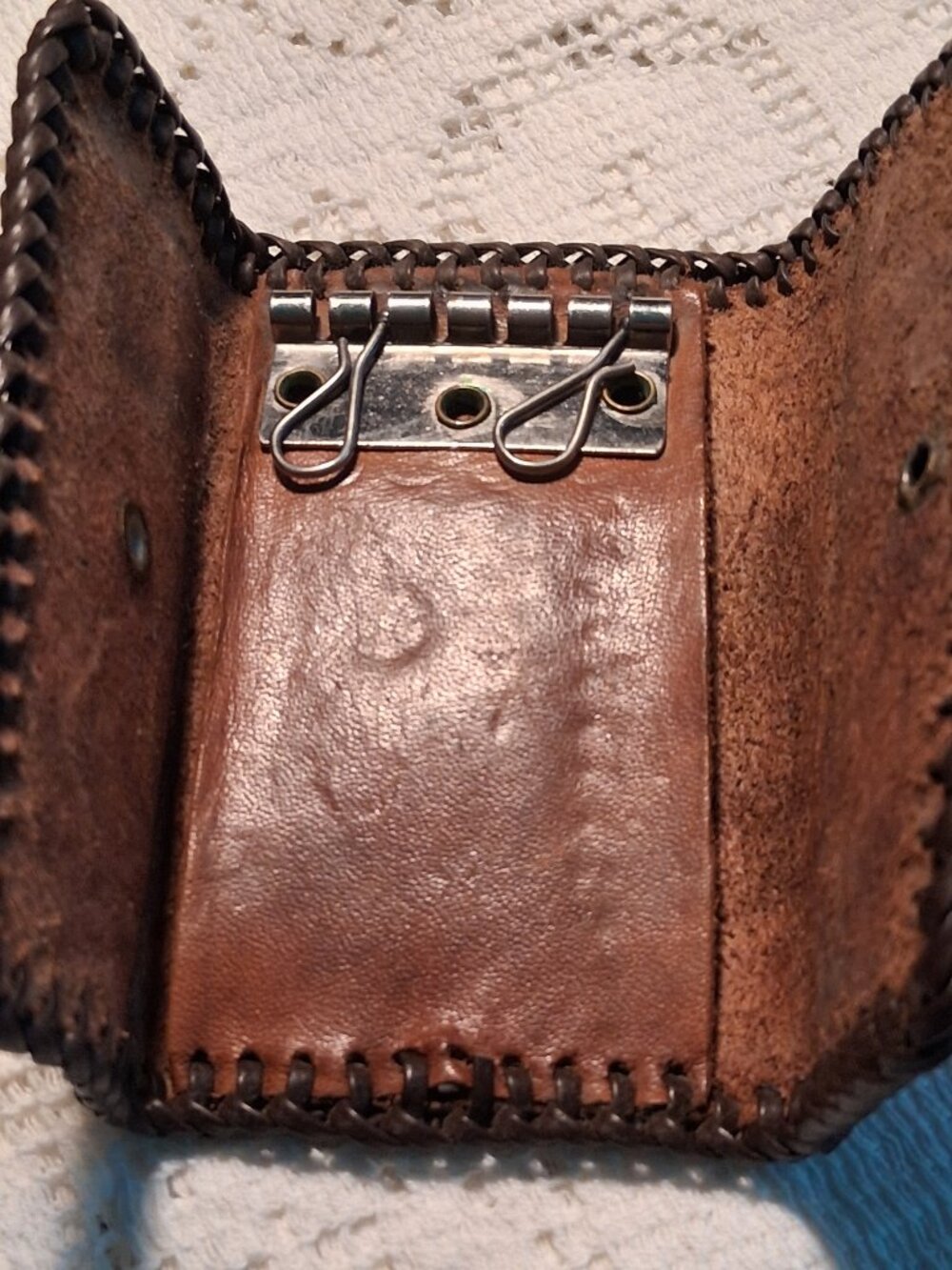 👜 Tooled Leather Key Wallet – 1970s Vintage Floral Design 🌼 - Picture 11 of 12
